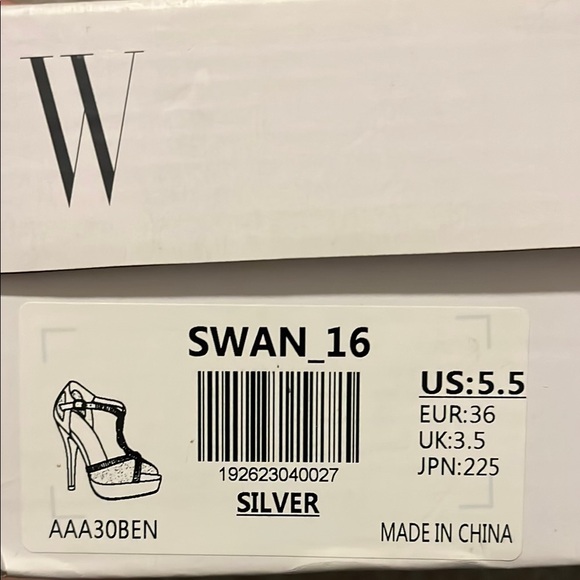 Elegant Silver Lace Platform Heels - Picture 2 of 4